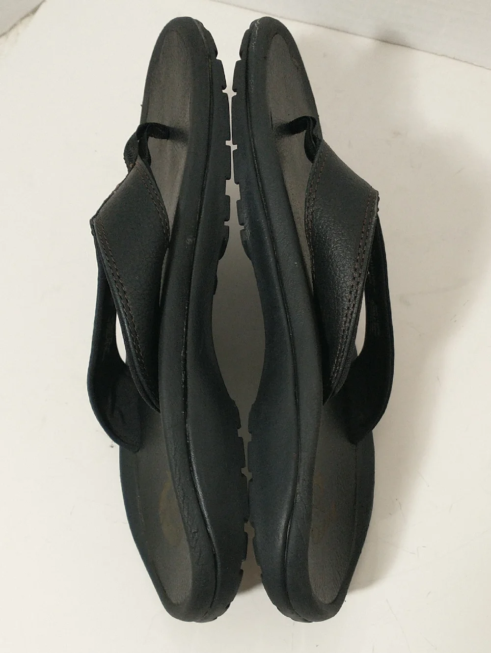 LIKE NEW OluKai Leather Ohana Men's Flip Flop, Size 7, Black, Beach, Vacation